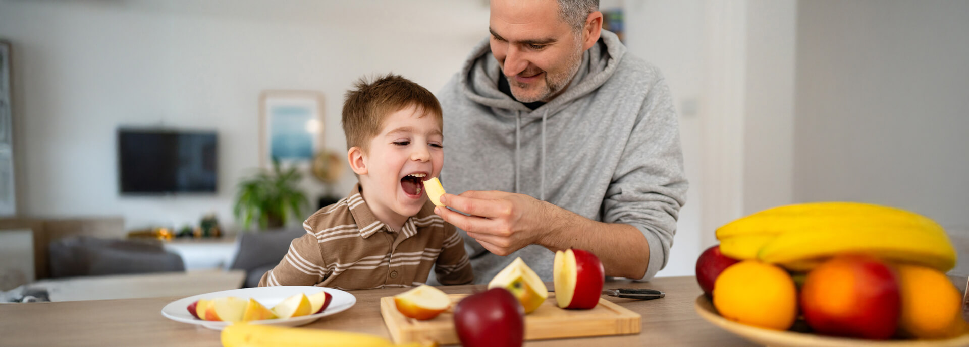 Kids-playing-in-living-room-banner