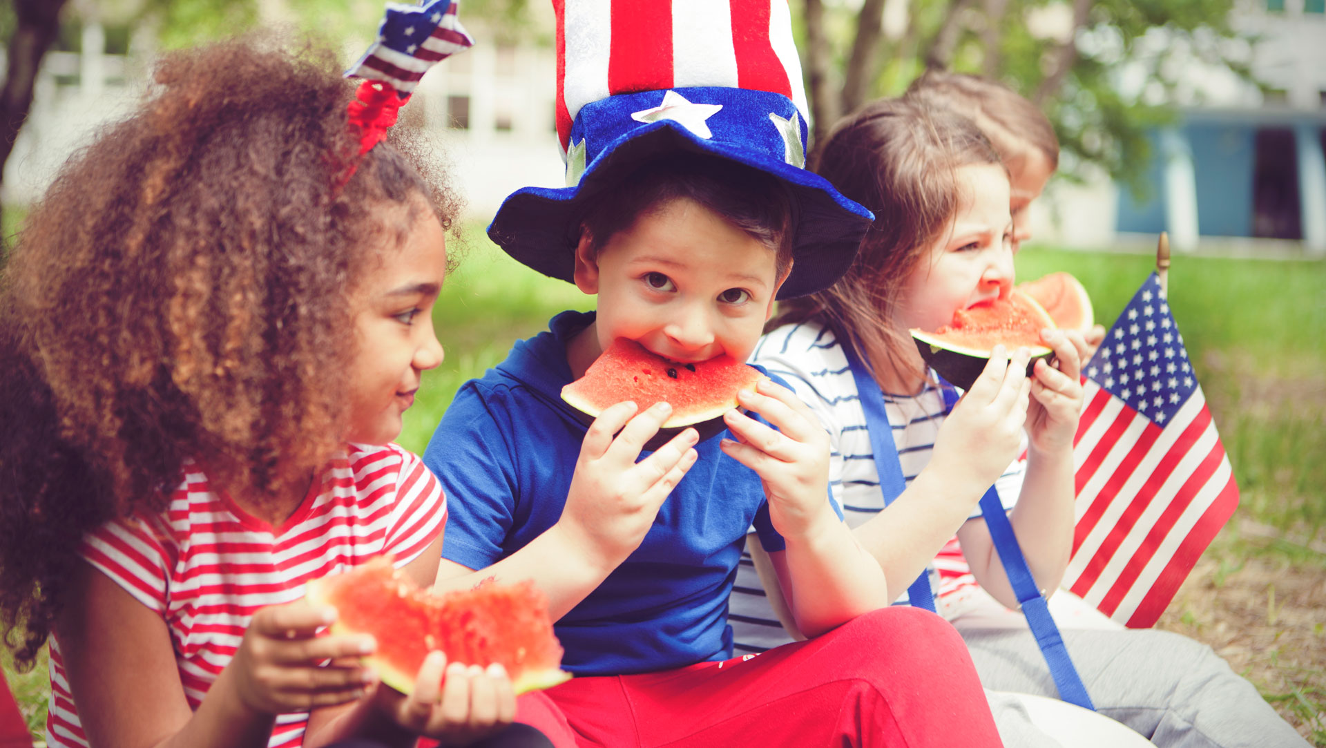 Bocadillos saludables rojos, blancos y azules para niños